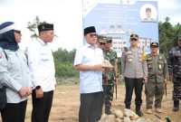 KALTIM_Menteri Desa dan Pembangunan Daerah Tertinggal (Mendes PDT) Yandri Susanto  tiba, di desa  tepian Langsat. 
Dalam kunjungan Mendes, berkesempatan melakukan peletakan batu pertama sekolah, penanaman tunas kelengkeng dan meninjau KUD Tepian prima sawit 
Jumat, 6/12/24.
Foto : Angga/Humas
