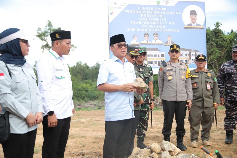 KALTIM_Menteri Desa dan Pembangunan Daerah Tertinggal (Mendes PDT) Yandri Susanto  tiba, di desa  tepian Langsat. 
Dalam kunjungan Mendes, berkesempatan melakukan peletakan batu pertama sekolah, penanaman tunas kelengkeng dan meninjau KUD Tepian prima sawit 
Jumat, 6/12/24.
Foto : Angga/Humas