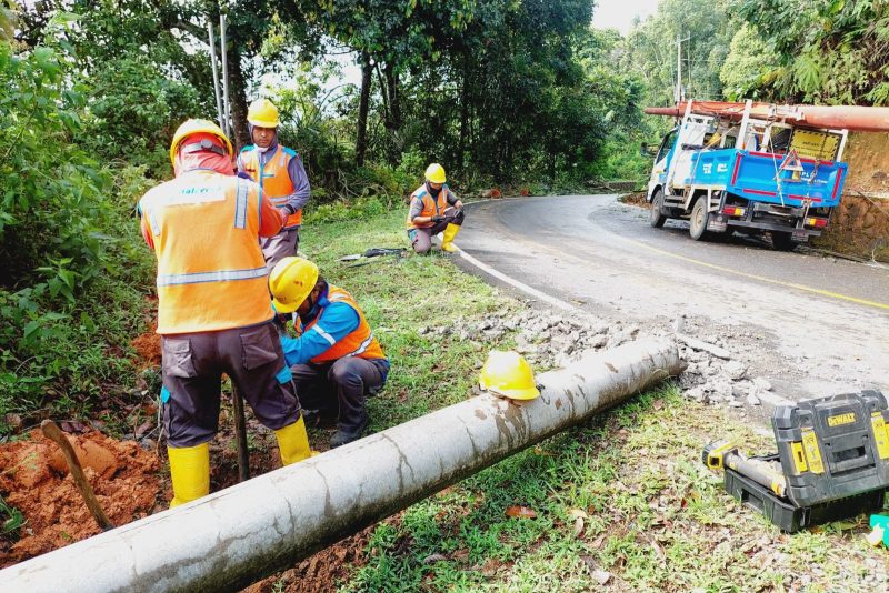 Petugas PLN saat mengganti tiang listrik Jaringan Tegangan Rendah (JTR) yang roboh di Kampung Kiara Dua, Pelabuhan Ratu, Kab. Sukabumi akibat cuaca ekstrem yang melanda sejumlah wilayah di Jawa Barat pada Rabu, 4 Desember 2024. PLN menerjunkan lebih dari 300 personel untuk memulihkan kondisi kelistrikan pascabencana dan telah berhasil mengoperasikan 705 gardu hingga Sabtu (7/12) pagi.