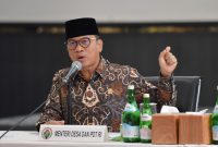 Menteri Desa dan Pembangunan Daerah Tertinggal Yandri Susanto didampingi Wamendes Riza Patria dan Sekjen Kemendes PDT Taufik Madjid membuka Rapat Pimpinan Paripurna Penajaman 12 Rencana Aksi Kementerian Desa dan Pembangunan Daerah Tertinggal.
Jakarta, Senin (9/12/2024)

Foto : Mugi Humas