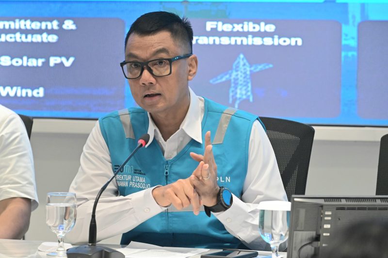 Direktur Utama PLN Darmawan Prasodjo menegaskan, sebagai bagian dari BUMN sektor energi, pihaknya siap menjalankan arahan Pemerintah untuk memberikan kenyamanan kepada masyarakat selama perayaan Nataru. PLN telah melakukan persiapan preventif dengan memastikan seluruh sistem kelistrikan dalam kondisi andal sejak jauh-jauh hari. / foto ist