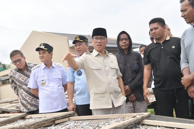 Konawe Utara – Menteri Desa dan Pembangunan Daerah Tertinggal (Mendes PDT) Yandri Susanto Kunjungan Kerja ke Desa Muara Tinobu  Kec. Lasolo Kabupaten Konawe Utara.

Turut mendampingi Mendes Yandri dalam kunjungan ini yaitu Penasihat DWP Kemendes PDT Ratu Rachmatu Zakiyah, Peneliti Utama BRIN Siti Zuhro, Staf Ahli Bidang Hubungan Antar Lembaga, Ketua DPRD Sulawesi Tenggara La Ode Tariala, Penggerak Swadaya Masyarakat Hanna Prastuti, Kadis PMD Sulawesi Tenggara I Gede Panca, Bupati Konawe Utara Ruksamin, Wakil Bupati Konawe Utara Abuhaera serta seluruh jajaran Forkopimda.
Rabu, 11 Desember 2024 

Foto : Nugrah S Humas Kemendesa PDT