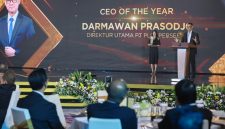 Direktur Utama PLN, Darmawan Prasodjo (kanan) saat menyampaikan speech setelah menerima penghargaan CEO of The Year tiga tahun berturut-turut dalam ajang CNBC Indonesia Awards 2024 di Jakarta, Rabu (11/12). CNBC Indonesia Awards 2024 merupakan ajang apresiasi kepada emiten dan publik figur yang memberikan pengaruh positif bagi Indonesia. Acara ini dihadiri oleh berbagai tokoh nasional dan pimpinan perusahaan-perusahaan besar di Indonesia.