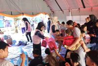 Srikandi PLN UID Jabar membagikan 50 paket berisi buku dan alat mewarnai kepada anak-anak terdampak bencana banjir dan tanah longsor di lokasi pengungsian Kampung Cihonje, Desa Sukamaju, Kecamatan Cikembar, Kabupaten Sukabumi.