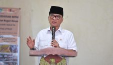 Menteri Desa dan Pembangunan Daerah Tertinggal Yandri Susanto menyambangi Nagari Nanggalo Kab Pesisir Selatan , Sumatera Barat, Minggu (15/12/2024)

Foto: Mugi/Kemendes PDT