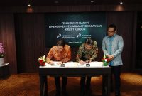 Perjanjian perdagangan karbon oleh CEO Pertamina NRE, John Anis dan Direktur Utama PGE, Julfi Hadi, disaksikan Direktur Utama PT Pertamina (Persero) Simon Aloysius Mantiri. / Foto: Dok. Pertamina