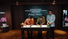 Perjanjian perdagangan karbon oleh CEO Pertamina NRE, John Anis dan Direktur Utama PGE, Julfi Hadi, disaksikan Direktur Utama PT Pertamina (Persero) Simon Aloysius Mantiri. / Foto: Dok. Pertamina