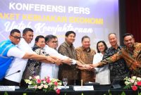 Menteri Koordinator Bidang Perekonomian, Airlangga Hartarto (keempat dari kanan), Menteri Keuangan, Sri Mulyani Indrawati (ketiga dari kanan), Menteri Perindustrian, Agus Gumiwang Kartasasmita (kedua dari kanan), Menteri Usaha Mikro, Kecil, dan Menengah (UMKM), Maman Abdurrahman (kanan), Menteri Perumahan dan Pemukiman, Maruarar Sirait (kelima dari kanan), Menteri Perdagangan, Budi Santoso (kelima dari kiri), Menteri Ketenagakerjaan, Yassierli (keempat dari kiri), Kepala Badan Pangan Nasional, Arief Prasetyo Adi (ketiga dari kiri), Direktur Utama PLN, Darmawan Prasodjo (kiri) dan Direktur Utama BPJS Ketenagakerjaan, Anggoro Eko Cahyo (kedua dari kiri) ketika menghadiri  agenda konferensi pers bertajuk 