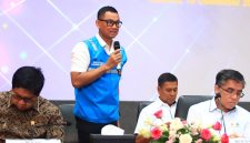 Direktur Utama PLN, Darmawan Prasodjo (kedua dari kiri) menjabarkan bahwa sebanyak 81,4 juta pelanggan rumah tangga atau 97 persen dari total 84 juta pelanggan rumah tangga dengan daya listrik 2.200 VA ke bawah akan memperoleh diskon tarif listrik sebesar 50 persen.