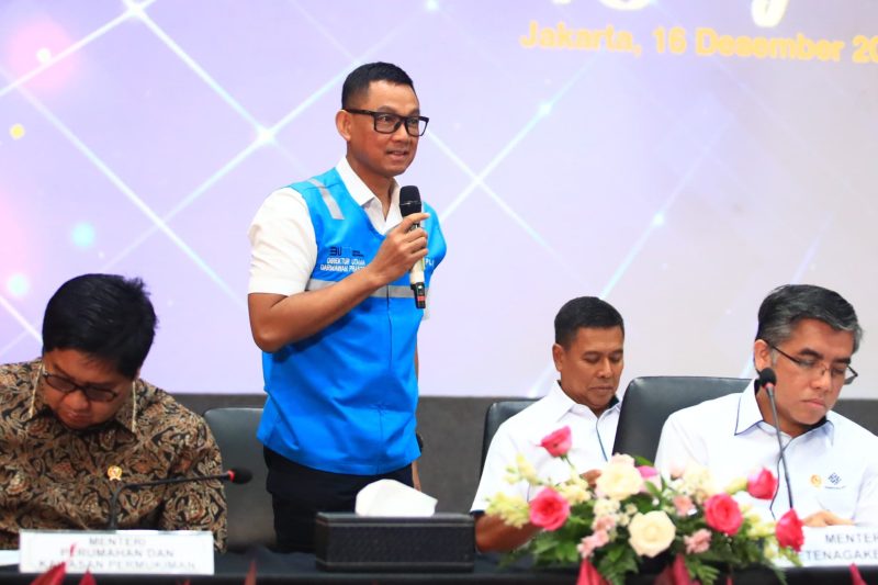 Direktur Utama PLN, Darmawan Prasodjo (kedua dari kiri) menjabarkan bahwa sebanyak 81,4 juta pelanggan rumah tangga atau 97 persen dari total 84 juta pelanggan rumah tangga dengan daya listrik 2.200 VA ke bawah akan memperoleh diskon tarif listrik sebesar 50 persen.