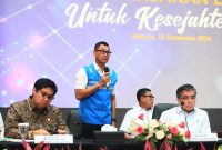 Direktur Utama PLN, Darmawan Prasodjo (kedua dari kiri) saat memaparkan terkait diskon tarif listrik 50% untuk rumah tangga dengan daya listrik 2.200 VA ke bawah pada periode Januari hingga Februari 2025 pada agenda konferensi pers bertajuk 