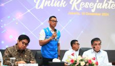 Direktur Utama PLN, Darmawan Prasodjo (kedua dari kiri) saat memaparkan terkait diskon tarif listrik 50% untuk rumah tangga dengan daya listrik 2.200 VA ke bawah pada periode Januari hingga Februari 2025 pada agenda konferensi pers bertajuk 