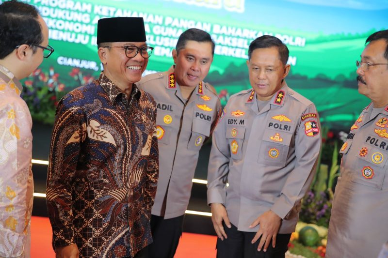 CIANJUR_Menteri Desa dan Pembangunan Daerah Tertinggal Yandri Susanto menghadiri dan menjadi narasumber di acara  implementasi program ketahanan pangan Baharkam polri dalam mendukung asta cita guna mengakselerasi pertumbuhan ekonomi yang inklusif dan berkelanjutan menuju Indonesia emas 2045, pada rabu 18/12/24.

Foto : Angga humas Kemendes