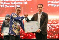 Mewakili Direktur Utama PLN Darmawan Prasodjo, Executive Vice President Komunikasi Korporat & TJSL PLN Gregorius Adi Trianto (kanan) ketika menerima penghargaan Integritas Bisnis Lestari 2024 dari Sekretaris Jenderal Transparency International Indonesia, Danang Widoyoko (kiri) di Jakarta pada Selasa (10/12).