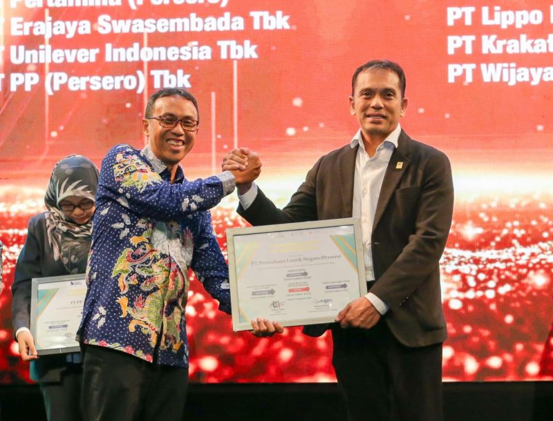 Mewakili Direktur Utama PLN Darmawan Prasodjo, Executive Vice President Komunikasi Korporat & TJSL PLN Gregorius Adi Trianto (kanan) ketika menerima penghargaan Integritas Bisnis Lestari 2024 dari Sekretaris Jenderal Transparency International Indonesia, Danang Widoyoko (kiri) di Jakarta pada Selasa (10/12).