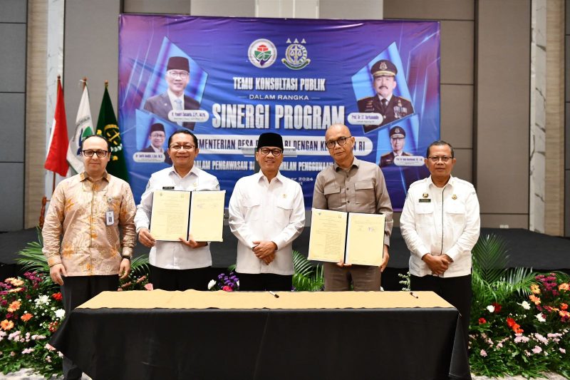 Menteri Desa dan PDT memberikan sambutan dan arahan pada Temu Konsolidasi Publik dan Sinergi Program antara Kementerian Desa dan PDT bersama Kejaksaaan Agung RI.

Penandatanganan Kerja sama ini terkait pemanfaatan dan pengelolaan dana desa oleh kepala desa, yang dilaksanakan di Hotel Harris Cibinong Bogor, Rabu (18/12/2024).

Foto: Taufik/Humas Kemendes