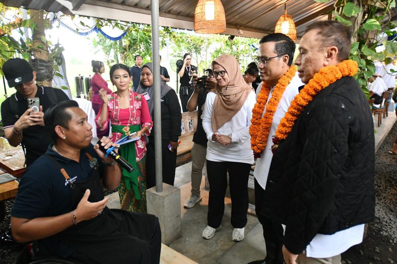 Keterangan Foto : Komisaris Utama Pertamina Mochamad Iriawan bersama Direktur Utama Pertamina Simon Aloysius Mantiri berbincang bersama I Nyoman Juniarta, Ketua Difel Cafe Gantari Jaya. Saat kunjungan ke program Desa Energi Berdikari Uma Palak Lestari di Peguyangan, Bali pada Sabtu (14/12/2024).