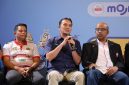 Executive Vice President Komunikasi Korporat dan TJSL PLN Gregorius Adi Trianto (tengah) dalam konferensi pers PLN Mobile Proliga 2025, Selasa (17/12) mengatakan PLN memberikan kemudahan para pecinta bola voli dengan aplikasi PLN Mobile. Melalui PLN Mobile masyarakat bisa melakukan pembelian tiket pertandingan official tanpa harus datang ke venue pertandingan. foto: Dok PLN