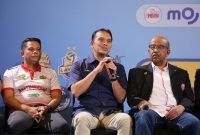 Executive Vice President Komunikasi Korporat dan TJSL PLN Gregorius Adi Trianto (tengah) dalam konferensi pers PLN Mobile Proliga 2025, Selasa (17/12) mengatakan PLN memberikan kemudahan para pecinta bola voli dengan aplikasi PLN Mobile. Melalui PLN Mobile masyarakat bisa melakukan pembelian tiket pertandingan official tanpa harus datang ke venue pertandingan. foto: Dok PLN