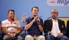 Executive Vice President Komunikasi Korporat dan TJSL PLN Gregorius Adi Trianto (tengah) dalam konferensi pers PLN Mobile Proliga 2025, Selasa (17/12) mengatakan PLN memberikan kemudahan para pecinta bola voli dengan aplikasi PLN Mobile. Melalui PLN Mobile masyarakat bisa melakukan pembelian tiket pertandingan official tanpa harus datang ke venue pertandingan. foto: Dok PLN