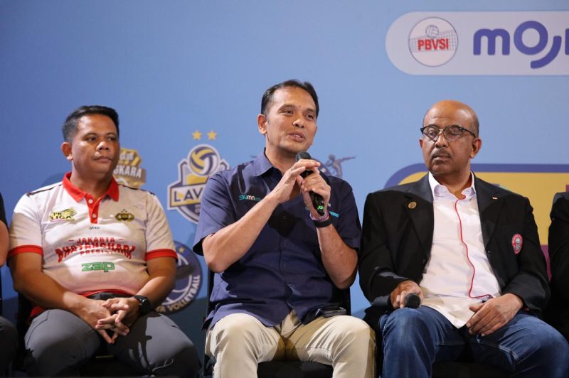 Executive Vice President Komunikasi Korporat dan TJSL PLN Gregorius Adi Trianto (tengah) dalam konferensi pers PLN Mobile Proliga 2025, Selasa (17/12) mengatakan PLN memberikan kemudahan para pecinta bola voli dengan aplikasi PLN Mobile. Melalui PLN Mobile masyarakat bisa melakukan pembelian tiket pertandingan official tanpa harus datang ke venue pertandingan. foto: Dok PLN