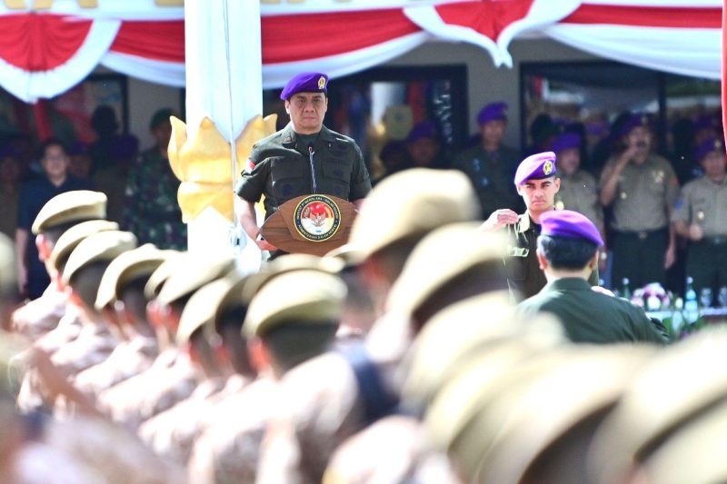 Jatinangor- Wakil Menteri Desa PDT Riza Patria menjadi inspektur upacara Apel Peringatan Hari Bela Negara 2024 di Lapangan IPDN Kampus Jatinangor, Jawa Barat, Kamis (19/12/2024)

Foto : Andri Humas