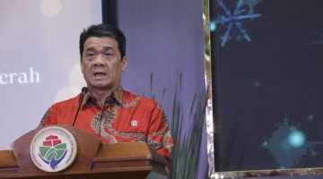 JAKARTA - Wakil Menteri Desa, PDT Ahmad Riza Patria saat menghadiri perayaan Natal 2024 dan Syukuran Tahun Baru 2025 bersama Kementerian Desa, Pembangunan Daerah Tertinggal (Kemendes PDT) dan Kementerian Transmigrasi (Kementrans) yang digelar pada Kamis, tanggal 19 Desember 2024 di kantor Kemendes PDT. Dalam perayaan Natal 2024 dan syukuran Tahun Baru 2025 turut dihadiri  Sekjen Kemendes PDT Taufik Madjid, Sekjen Kementrans Danton Ginting, Plt Dirjen PEID Kemendes PDT Bito Wikantosa serta sejumlah pejabat eselon II dan para pegawai dilingkungan Kemendes PDT dan Kementrans. 

Foto : Nugrah Setiadi Humas Kemendesa PDT.