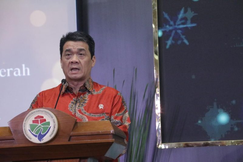 JAKARTA - Wakil Menteri Desa, PDT Ahmad Riza Patria saat menghadiri perayaan Natal 2024 dan Syukuran Tahun Baru 2025 bersama Kementerian Desa, Pembangunan Daerah Tertinggal (Kemendes PDT) dan Kementerian Transmigrasi (Kementrans) yang digelar pada Kamis, tanggal 19 Desember 2024 di kantor Kemendes PDT. Dalam perayaan Natal 2024 dan syukuran Tahun Baru 2025 turut dihadiri  Sekjen Kemendes PDT Taufik Madjid, Sekjen Kementrans Danton Ginting, Plt Dirjen PEID Kemendes PDT Bito Wikantosa serta sejumlah pejabat eselon II dan para pegawai dilingkungan Kemendes PDT dan Kementrans. 

Foto : Nugrah Setiadi Humas Kemendesa PDT.