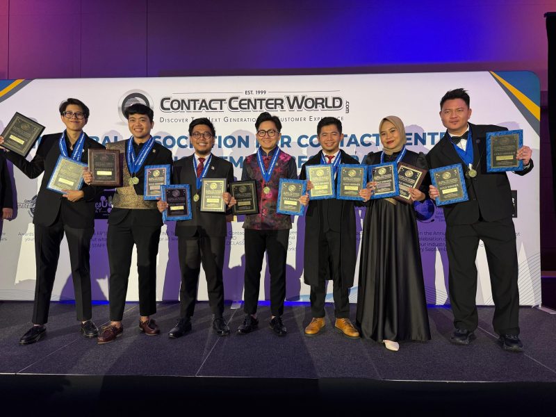 Para personel Contact Center PLN 123 berfoto bersama setelah berhasil meraih 14 penghargaan sebagai Gold Winner pada ajang Global Contact Center World Awards (GCCWA) 2024 di London, Inggris pada Oktober lalu. Capaian di ajang internasional ini menjadi salah satu bukti keberhasilan transformasi PLN dalam hal peningkatan kualitas layanan pelanggan.