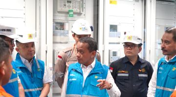 Menteri ESDM, Bahlil Lahadalia saat berkunjung ke ruang Control Room PLTMG BMPP Nusantara 1 Waai, Pulau Ambon, Provinsi Maluku pada Rabu (18/12)