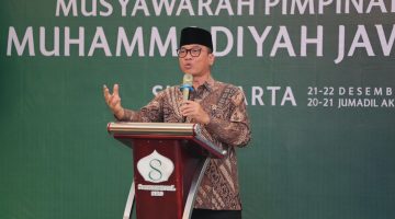 Menteri Desa dan Pembangunan Daerah Tertinggal Yandri Susanto saat menjadi keynote speaker dalam agenda Musyawarah Pimpinan Wilayah Muhammadiyah Jawa Tengah, di Kota Solo, Jawa Tengah, Sabtu (21/12/2024). Hadir mendampingi Mendes Yandri, Penasihat DWP Kemendes PDT, Ratu Rachmatu Zakiyah, Staf Khusus Menteri Khoirul Huda dan Zainudin Maliki.


Dok. Sigit Purwanto / Humas Kemendes PDT