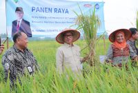 Menteri Desa dan Pembangunan Daerah Tertinggal Yandri Susanto melakukan kunjungan kerja ke Desa Jatirejo, Kecamatan Lendah, Kabupaten Kulon Progo, Daerah Istimewa Yogyakarta, Sabtu (21/12/2024) sore.

Hadir mendampingi Mendes Yandri saat dalam agenda itu, Penasihat DWP Kemendes PDT Ratu Rachmatu Zakiyah, Kepala BPSDM Luthfiyah Nurlaela, Plt. Dirjen PEID, Bito Wikantosa, dan Staf Khusus Menteri Khoirul Huda. Dan beberapa jajaran pejabat tinggi pratama di lingkungan Kemendes PDT.

Dok.Sigit Purwanto/ Humas Kemendes PDT