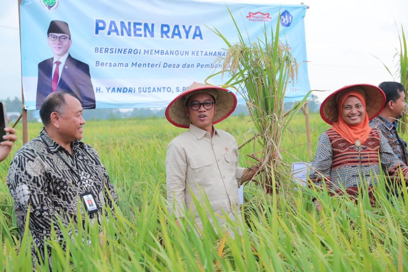 Menteri Desa dan Pembangunan Daerah Tertinggal Yandri Susanto melakukan kunjungan kerja ke Desa Jatirejo, Kecamatan Lendah, Kabupaten Kulon Progo, Daerah Istimewa Yogyakarta, Sabtu (21/12/2024) sore.

Hadir mendampingi Mendes Yandri saat dalam agenda itu, Penasihat DWP Kemendes PDT Ratu Rachmatu Zakiyah, Kepala BPSDM Luthfiyah Nurlaela, Plt. Dirjen PEID, Bito Wikantosa, dan Staf Khusus Menteri Khoirul Huda. Dan beberapa jajaran pejabat tinggi pratama di lingkungan Kemendes PDT.

Dok.Sigit Purwanto/ Humas Kemendes PDT