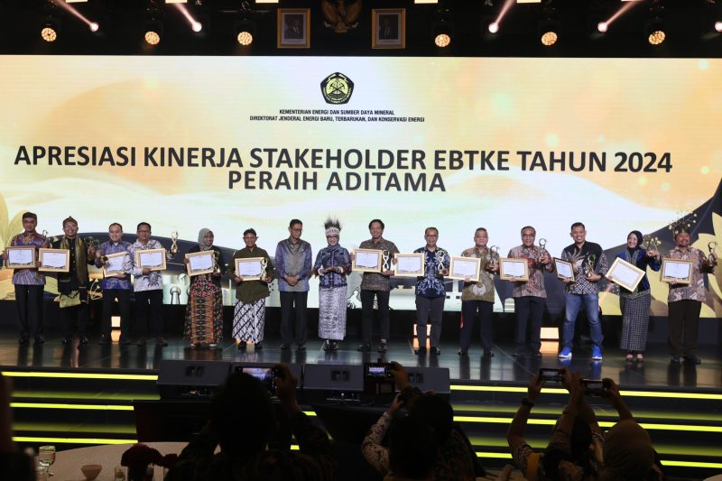 piagam yang mereka terima dari Wakil Menteri ESDM, Yuliot Tanjung (ketujuh dari kiri) dan Direktur Jenderal EBTKE, Eniya Listiani Dewi (tengah) pada acara Malam Apresiasi Kinerja Stakeholder EBTKE Tahun 2024, Selasa (17/12) di Jakarta. Dalam acara tersebut, PLN Group berhasil meraih 10 penghargaan Aditama yang merupakan penghargaan tertinggi dari Direktorat Jenderal EBTKE. Penghargaan tersebut diberikan oleh Kementerian ESDM melalui Ditjen EBTKE kepada PLN Group atas upaya dan kontribusi besarnya dalam penurunan emisi dan pengembangan energi hijau di Tanah Air.