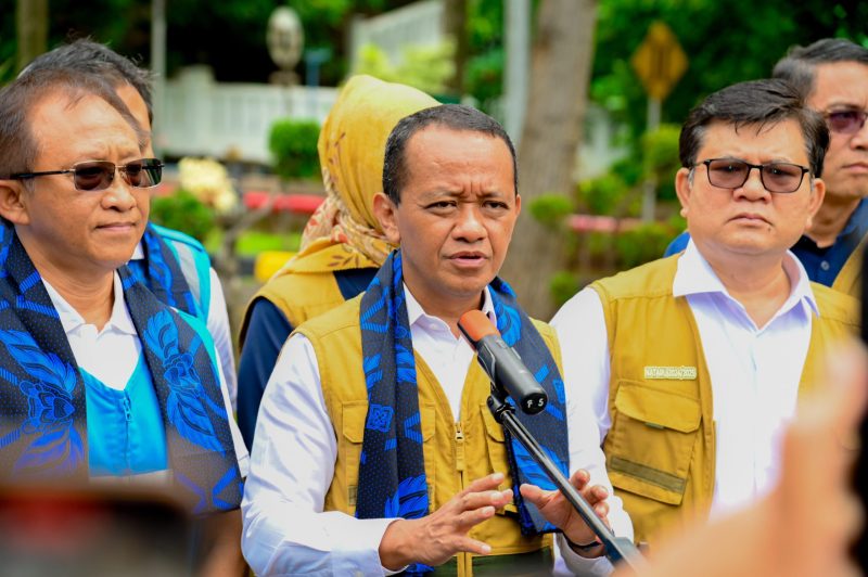 Menteri Energi dan Sumber Daya Mineral (ESDM), Bahlil Lahadalia memberikan apresiasi kepada PT PLN (Persero) saat kunjungannya di Pembangkit Listrik Tenaga Uap (PLTU) Suralaya, Sabtu (21/12).