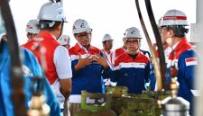 Keterangan Foto 1: Wakil Menteri ESDM, Yuliot didampingi Kepala BPH Migas, Erika Retnowati, dan Direktur Manajemen Risiko Subholding Commercial & Trading PT Pertamina Patra Niaga Rahman Pramono Wibowo, melakukan peninjauan operasional refill tabung LPG 3 kg area filling hall dalam acara  Satgas Nataru 2024 Pertamina Siaga “Energi Keceriraan Baru” yang diselenggarakan di SPBE PT Agung Sarana Pertamina, Medan, Sumatera, Senin, (23/12/2024).