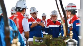 Keterangan Foto 1: Wakil Menteri ESDM, Yuliot didampingi Kepala BPH Migas, Erika Retnowati, dan Direktur Manajemen Risiko Subholding Commercial & Trading PT Pertamina Patra Niaga Rahman Pramono Wibowo, melakukan peninjauan operasional refill tabung LPG 3 kg area filling hall dalam acara  Satgas Nataru 2024 Pertamina Siaga “Energi Keceriraan Baru” yang diselenggarakan di SPBE PT Agung Sarana Pertamina, Medan, Sumatera, Senin, (23/12/2024).