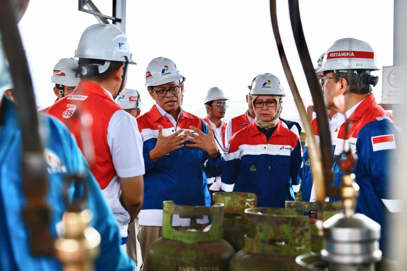 Keterangan Foto 1: Wakil Menteri ESDM, Yuliot didampingi Kepala BPH Migas, Erika Retnowati, dan Direktur Manajemen Risiko Subholding Commercial & Trading PT Pertamina Patra Niaga Rahman Pramono Wibowo, melakukan peninjauan operasional refill tabung LPG 3 kg area filling hall dalam acara  Satgas Nataru 2024 Pertamina Siaga “Energi Keceriraan Baru” yang diselenggarakan di SPBE PT Agung Sarana Pertamina, Medan, Sumatera, Senin, (23/12/2024).