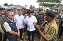 Menteri Desa dan Pembangunan Daerah Tertinggal (Mendes PDT) Yandri Susanto didampingi Wakil Mendes PDT Ahmad Riza Patria menyapa warga di Posko Pengungsi Desa Lembur Sawah, Pabuaran, Sukabumi, Jawa Barat, Senin (23/12/2024). Sebanyak 1.300 paket sembago diberikan untuk 297 KK korban terdampak bencana tanah longsor.
Foto: Wening/Kemendes PDT