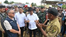 Menteri Desa dan Pembangunan Daerah Tertinggal (Mendes PDT) Yandri Susanto didampingi Wakil Mendes PDT Ahmad Riza Patria menyapa warga di Posko Pengungsi Desa Lembur Sawah, Pabuaran, Sukabumi, Jawa Barat, Senin (23/12/2024). Sebanyak 1.300 paket sembago diberikan untuk 297 KK korban terdampak bencana tanah longsor.
Foto: Wening/Kemendes PDT