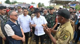 Menteri Desa dan Pembangunan Daerah Tertinggal (Mendes PDT) Yandri Susanto didampingi Wakil Mendes PDT Ahmad Riza Patria menyapa warga di Posko Pengungsi Desa Lembur Sawah, Pabuaran, Sukabumi, Jawa Barat, Senin (23/12/2024). Sebanyak 1.300 paket sembago diberikan untuk 297 KK korban terdampak bencana tanah longsor.
Foto: Wening/Kemendes PDT