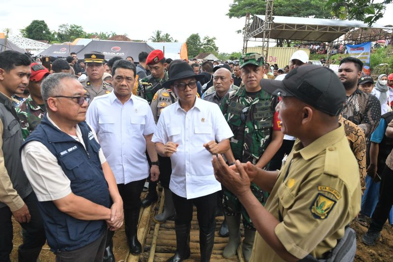 Menteri Desa dan Pembangunan Daerah Tertinggal (Mendes PDT) Yandri Susanto didampingi Wakil Mendes PDT Ahmad Riza Patria menyapa warga di Posko Pengungsi Desa Lembur Sawah, Pabuaran, Sukabumi, Jawa Barat, Senin (23/12/2024). Sebanyak 1.300 paket sembago diberikan untuk 297 KK korban terdampak bencana tanah longsor.
Foto: Wening/Kemendes PDT