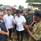 Menteri Desa dan Pembangunan Daerah Tertinggal (Mendes PDT) Yandri Susanto didampingi Wakil Mendes PDT Ahmad Riza Patria menyapa warga di Posko Pengungsi Desa Lembur Sawah, Pabuaran, Sukabumi, Jawa Barat, Senin (23/12/2024). Sebanyak 1.300 paket sembago diberikan untuk 297 KK korban terdampak bencana tanah longsor.
Foto: Wening/Kemendes PDT