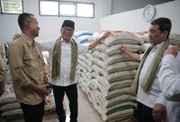 SUKABUMI_Menteri Desa dan Pembangunan Daerah Tertinggal (Mendes PDT) Yandri Susanto didampingi Wakil Mendes PDT Ahmad Riza Patria ,  melakukan kunjungan kerja  ke Desa Nagrak Utara, kecamatan Nagrak, pada  minggu  23/12/24, Menteri Desa  ajak seluruh desa di Sukabumi untuk menyukseskan Ketahanan Pangan.
Foto: Angga/Kemendes PDT