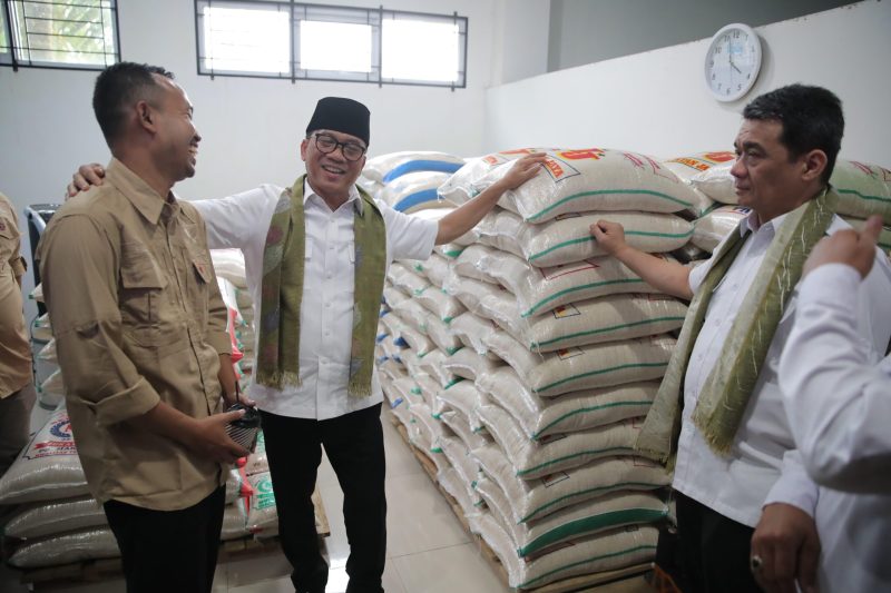 SUKABUMI_Menteri Desa dan Pembangunan Daerah Tertinggal (Mendes PDT) Yandri Susanto didampingi Wakil Mendes PDT Ahmad Riza Patria ,  melakukan kunjungan kerja  ke Desa Nagrak Utara, kecamatan Nagrak, pada  minggu  23/12/24, Menteri Desa  ajak seluruh desa di Sukabumi untuk menyukseskan Ketahanan Pangan.
Foto: Angga/Kemendes PDT