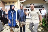 Menteri Desa dan Pembangunan Daerah Tertinggal Yandri Susanto didampingi Penasihat DWP Kemendes PDT Ratu Rachmatu Zakiyah dan Utusan Khusus Presiden Bidang Pembinaan Generasi Muda dan Pekerja Seni Raffi Ahmad menuju Kantor Desa Nagrak Utara, Nagrak, Sukabumi, Selasa (24/12/2024). Kunjungan ke Nagrak Utara ini dalam rangka peluncuran Pemuda Pelopor Desa dan Penggerak Kebudayaan.

Foto: Wening/Kemendes PDT