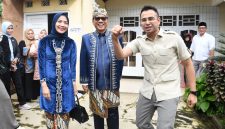 Menteri Desa dan Pembangunan Daerah Tertinggal Yandri Susanto didampingi Penasihat DWP Kemendes PDT Ratu Rachmatu Zakiyah dan Utusan Khusus Presiden Bidang Pembinaan Generasi Muda dan Pekerja Seni Raffi Ahmad menuju Kantor Desa Nagrak Utara, Nagrak, Sukabumi, Selasa (24/12/2024). Kunjungan ke Nagrak Utara ini dalam rangka peluncuran Pemuda Pelopor Desa dan Penggerak Kebudayaan.

Foto: Wening/Kemendes PDT