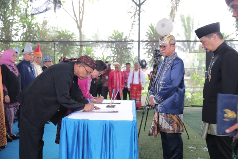 SUKABUMI_Menteri Desa dan Pembangunan Daerah Tertinggal (Mendes PDT) Yandri Susanto didampingi Wakil Mendes PDT Ahmad Riza Patria , melantik seluruh pejabat pimpinan tinggi pratama, di Aula Kantor Desa Nagrak Utara, selasa  24/12/24
Foto: Angga/Kemendes