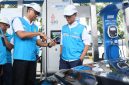 Direktur Utama PLN, Darmawan Prasodjo saat menjelaskan fitur Electric Vehicle Digital Services (EVDS) pada aplikasi PLN Mobile kepada Wakil Menteri BUMN sekaligus Komisaris PLN, Aminuddin Ma'ruf di SPKLU Rest Area KM 43A Tol Jakarta - Merak, Selasa (24/12). Hadirnya beragam fitur untuk electric vehicle di PLN Mobile, diharapkan semakin memudahkan serta meningkatkan kenyamanan para pengguna kendaraan listrik.