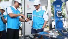 Direktur Utama PLN, Darmawan Prasodjo saat menjelaskan fitur Electric Vehicle Digital Services (EVDS) pada aplikasi PLN Mobile kepada Wakil Menteri BUMN sekaligus Komisaris PLN, Aminuddin Ma'ruf di SPKLU Rest Area KM 43A Tol Jakarta - Merak, Selasa (24/12). Hadirnya beragam fitur untuk electric vehicle di PLN Mobile, diharapkan semakin memudahkan serta meningkatkan kenyamanan para pengguna kendaraan listrik.